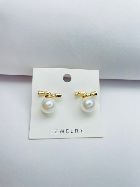 Elegant Pearl &amp; Gold Stud Earrings Set